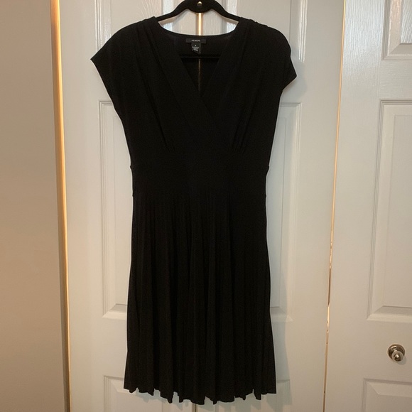 Alfani black knit cap sleeves, v neck, fit & flare pleated skirt empire waist, M - Picture 5 of 10